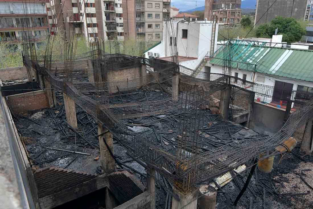 Imágenes del día después de un edificio de avenida Colón en la Ciudad de Mendoza, por un incendio que generó pérdidas totales en un taller-depósito y en una obra en construcción abandonada. Foto: Orlando Pelichotti / Los Andes