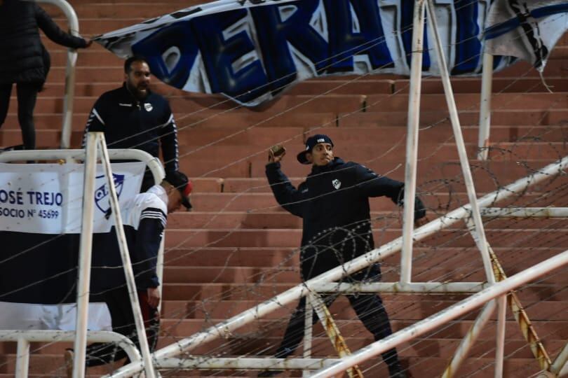 Hinchas de Quilmes arrojan proyectiles a la platea cubierta del estadio Malvinas Argentinas. / Mariana Villa (Los Andes).