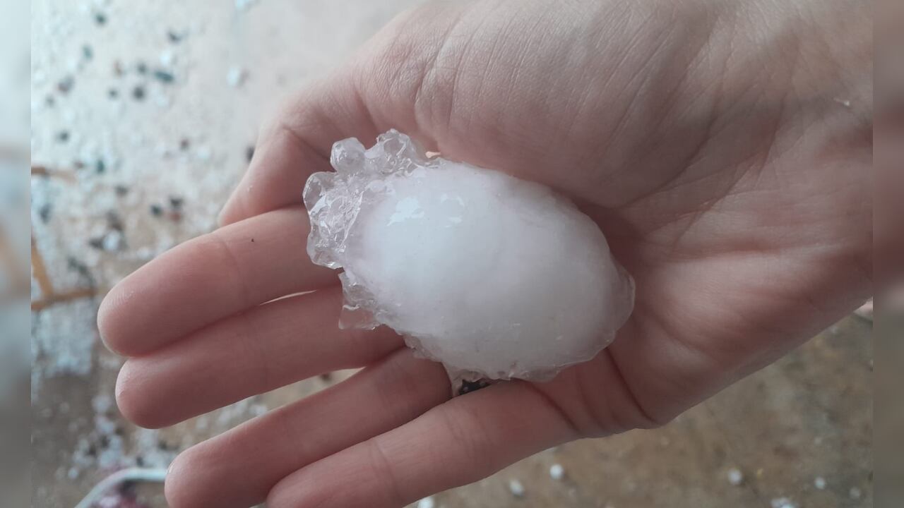 Impresionante roca de granizo encontrada en zonas del Gran Mendoza. Foto: Los Andes