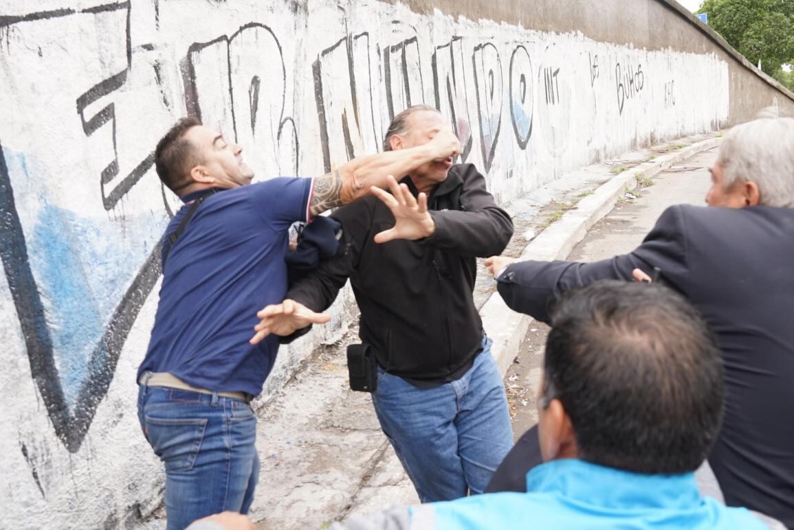 Así agredieron a Sergio Berni, ministro de Seguridad bonaerense, en la protesta por el colectivero asesinado. (Foto: Maxi Failla / Clarín)