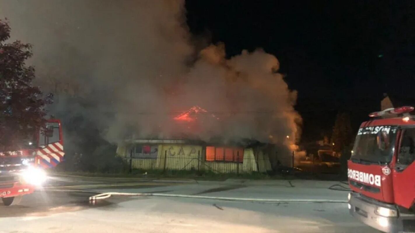 Mapuches prendieron fuego el club Andino en El Bolsón