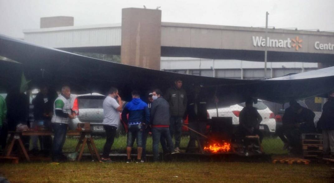 Los bloqueos de Camioneros a Walmart en Buenos Aires. (Foto Clarín) 