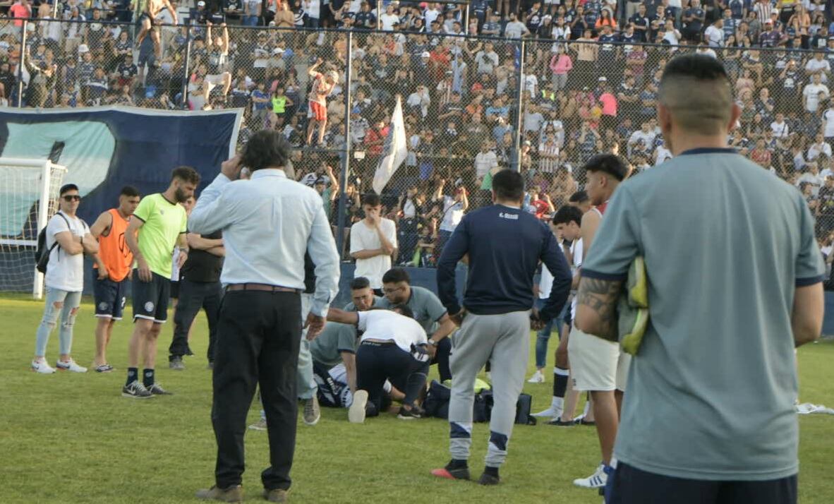 Franco Alaniz, integrante del cuerpo médico de Independiente Rivadavia, se descompensó en pleno festejo / Orlando Pelichotti.