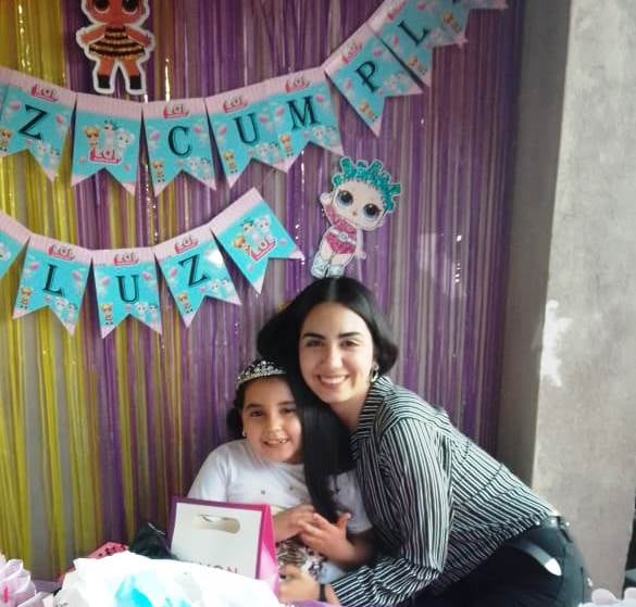 La pequeña Luz abraza a la reina nacional de la Vendimia, Natasha Sánchez, quien le dio una sorpresa a la pequeña por su cumpleaños.