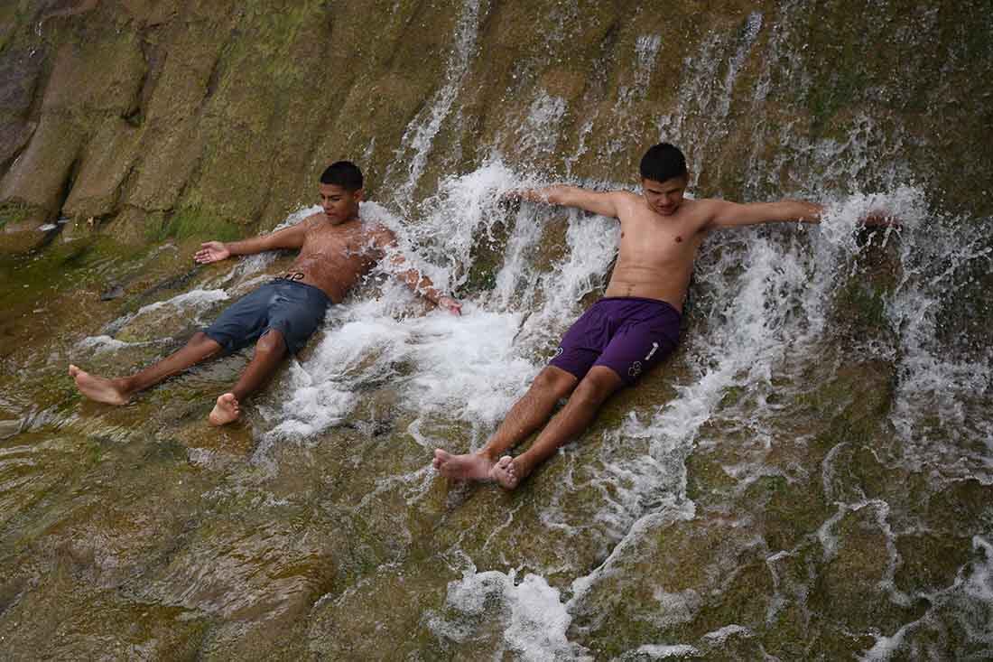 Ola de Calor
Altas temperaturas se registran en la provincia y en todo el pais y llegan al record de calor.
Un grupo de jóvenes se refresca en el canal Cacique Guaymallén, Foto: José Gutierrez