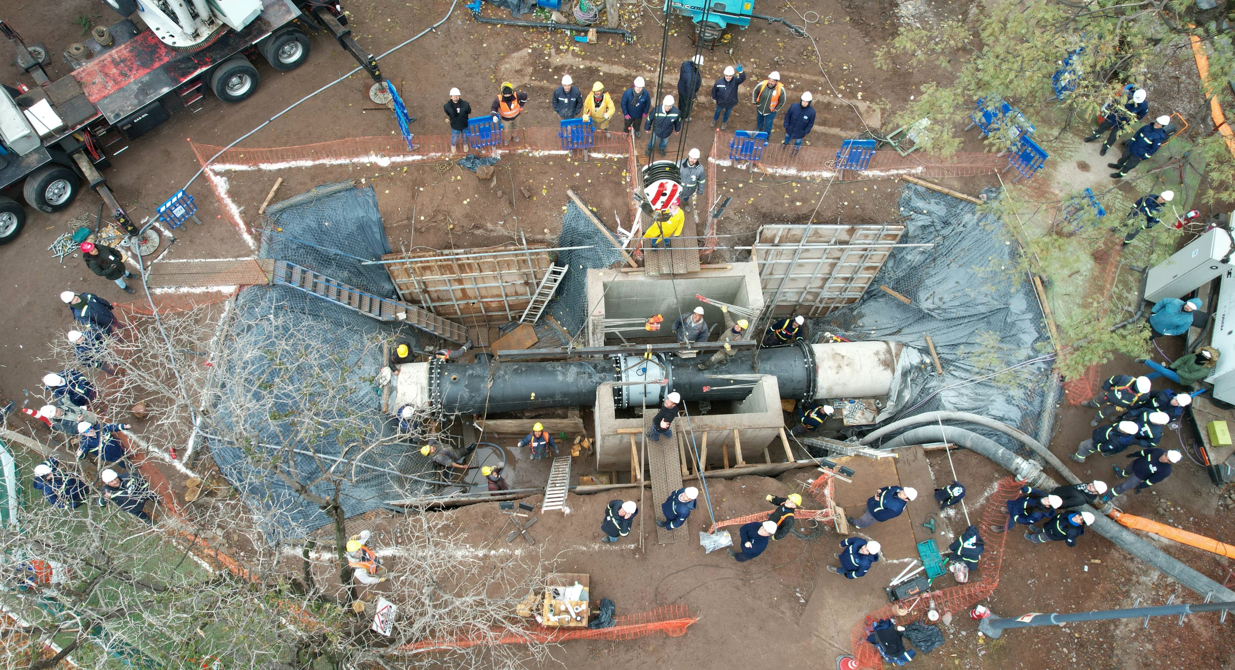 El caudalímetro electromagnético fue colocado con éxito. - Foto: Aguas Mendocinas