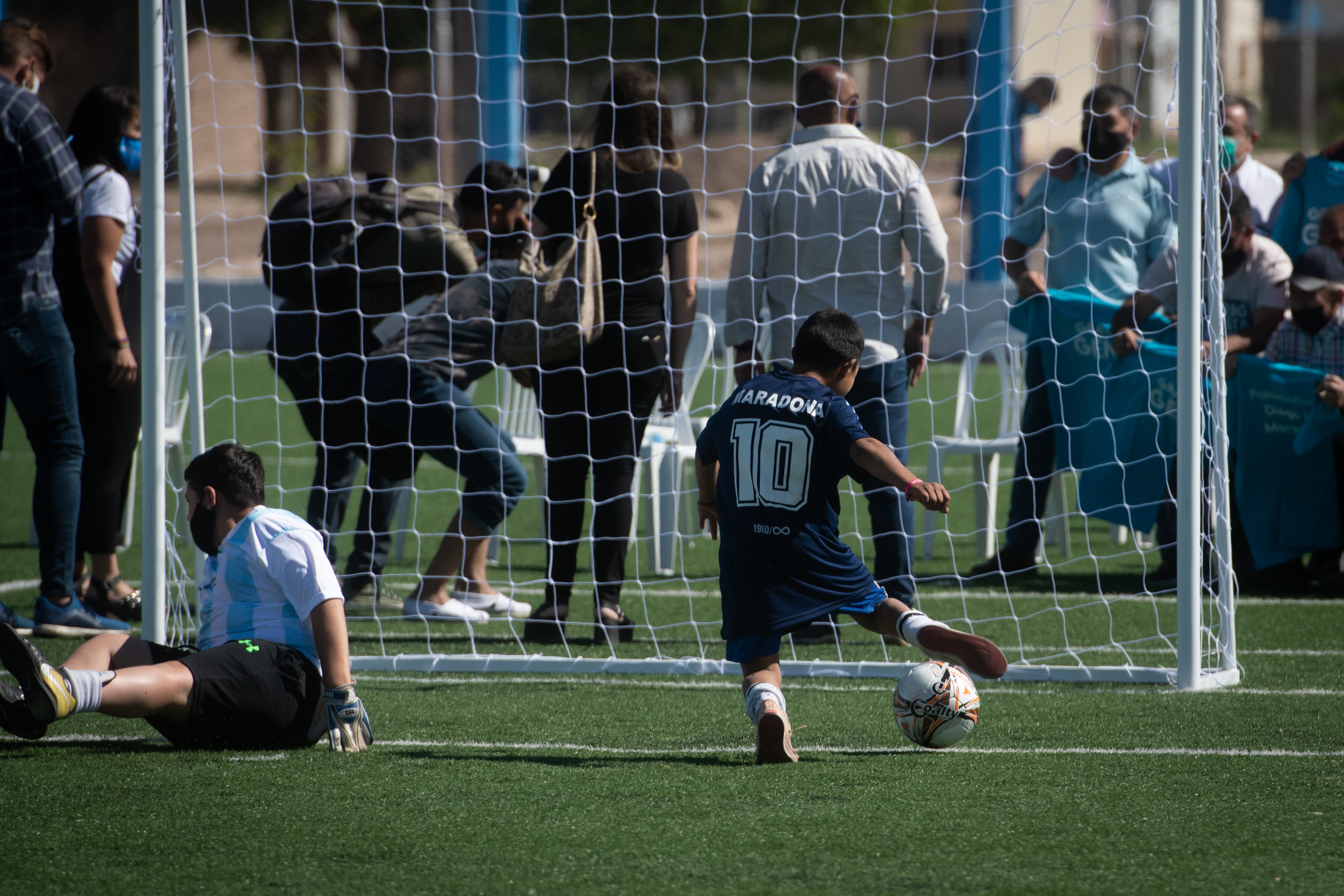 El eterno Diego Armando Maradona ya tiene su polideportivo en el departamento de Maipú.

