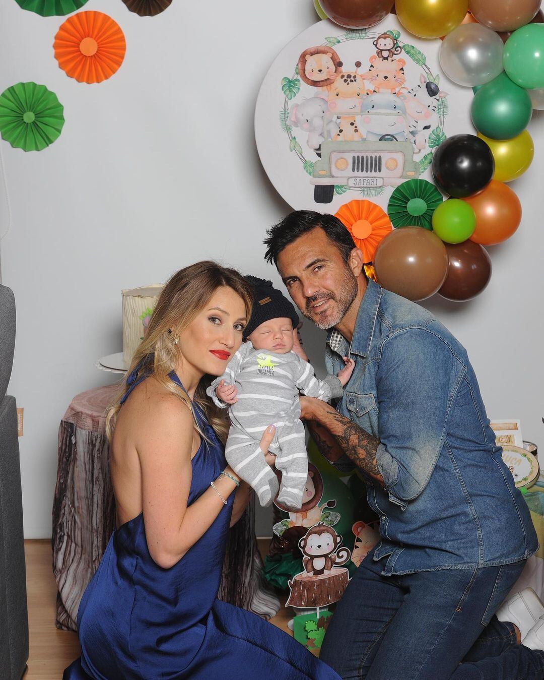 Mica Viciconte y Fabian Cubero con su hijo, Luca.