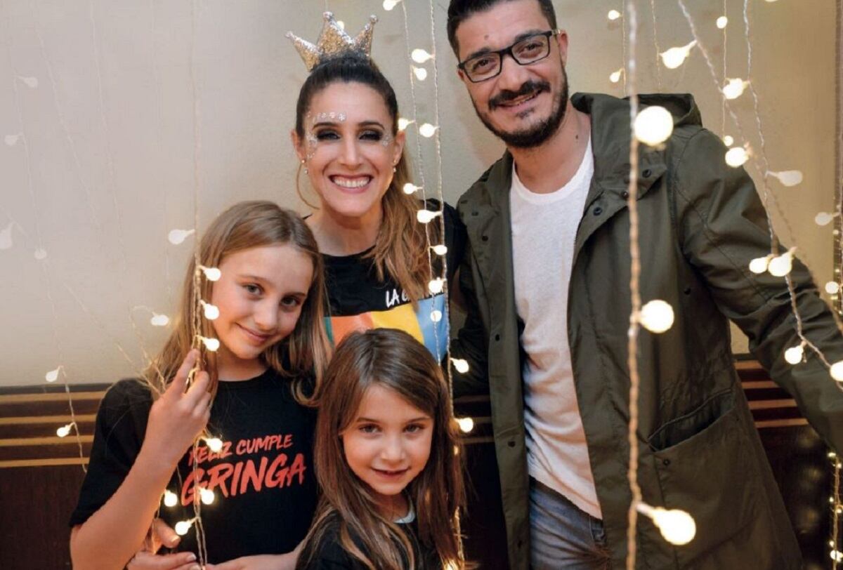 Soledad Pastorutti, su esposo Jeremías Audoglio y sus hijas Antonia y Regina