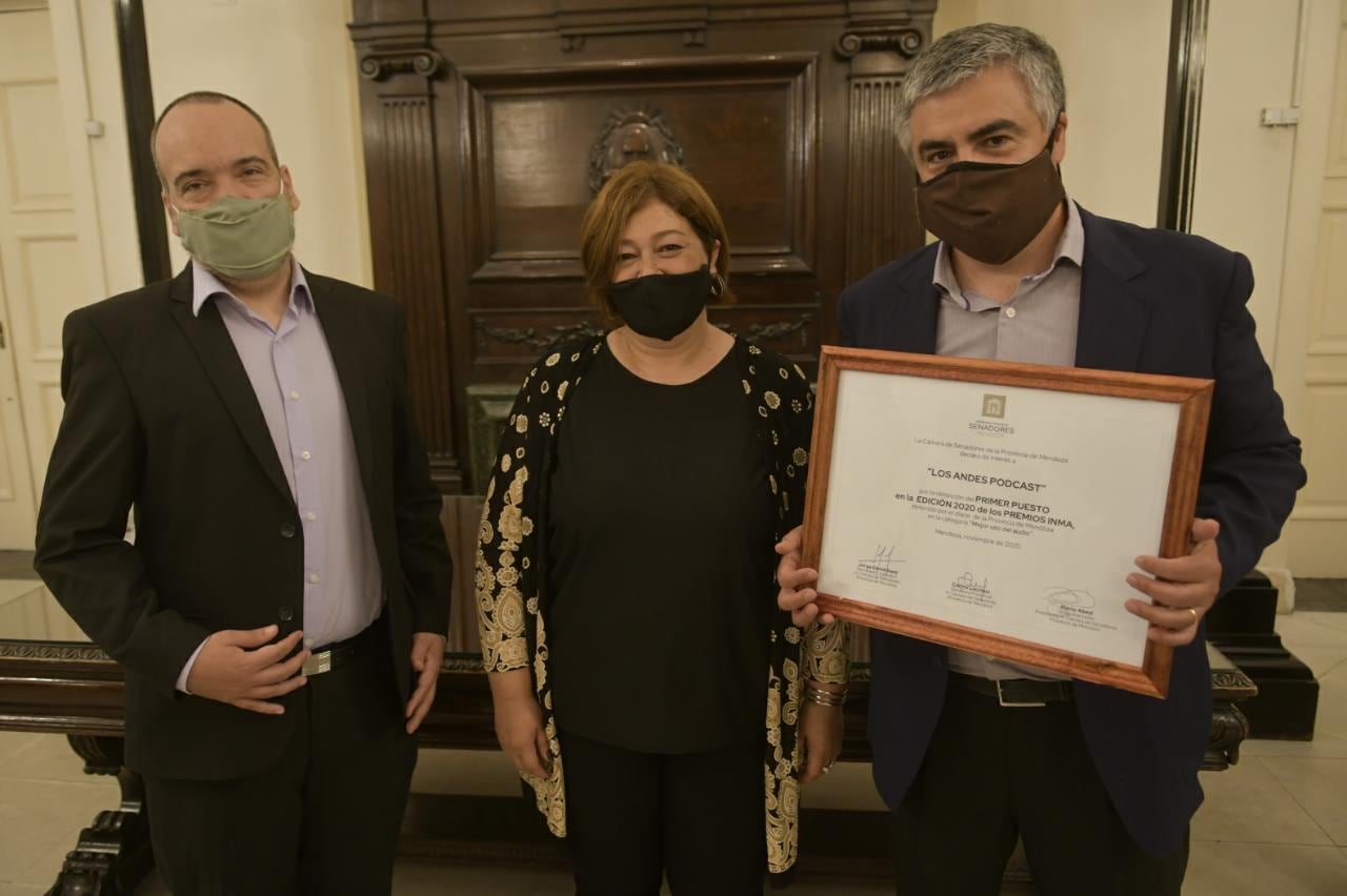 Leonardo Rearte, prosecretario de redacción de Los Andes, la legisladora Carina Lacroux y Raúl Pedone, editor general del diario. / Orlando Pelichotti