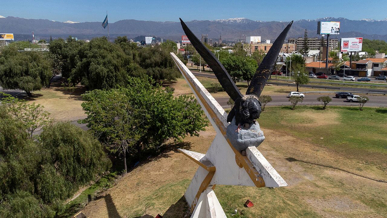 Circuito de Cardona
La municipalidad e Capital y familiares del artista Juan José Cardona proponen un recorrido por sus obras en distintos puntos del gran Mendoza 
Monumento al Cóndor de Los Andes
Emplazado en la intesección del Acceso Sur y Acceso Este del ingreso a la ciudad de Mendoza 

 Foto: Ignacio Blanco / Los Andes 