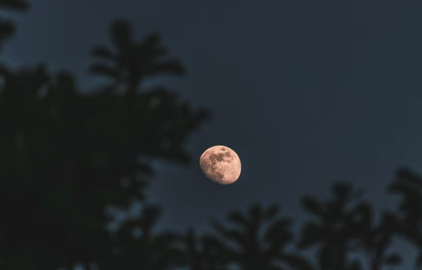 La luna llena cambia de color.