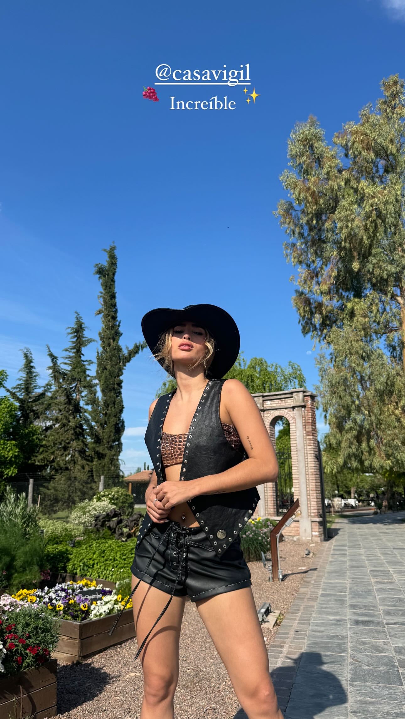 Julieta Poggio en una bodega de Mendoza.