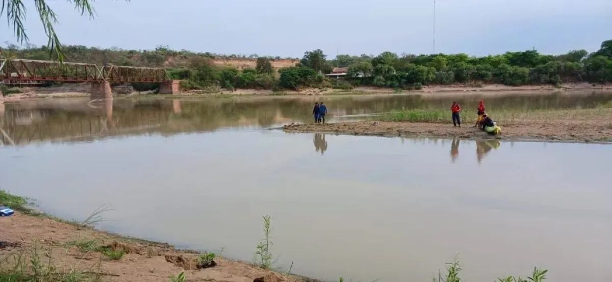 El objetivo de la víctima era auxiliar a su hijo, de 8 años, a quien rescató y sacó a la superficie, pero en ese momento la corriente se lo llevó. Gentileza: Voces Críticas.