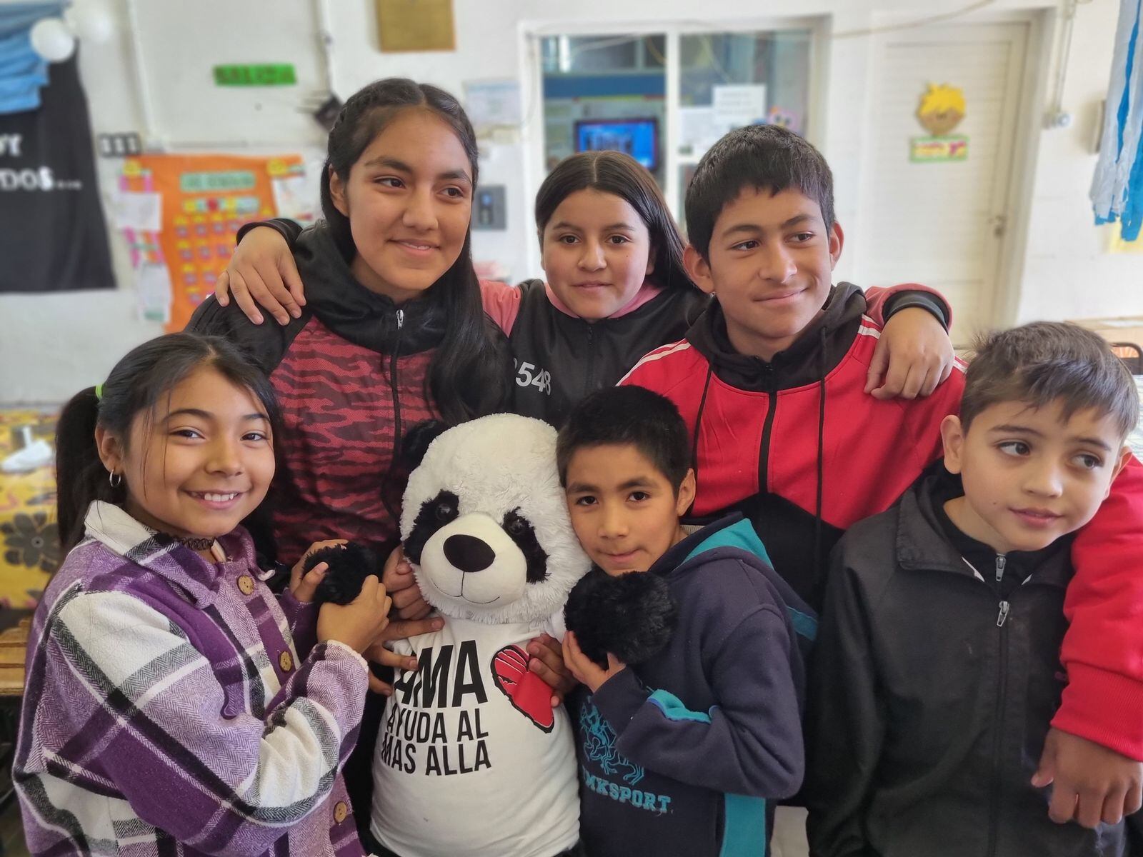 Felices con la nueva mascota del colegio. Los chicos de Lavalle recibieron una cálida visita.