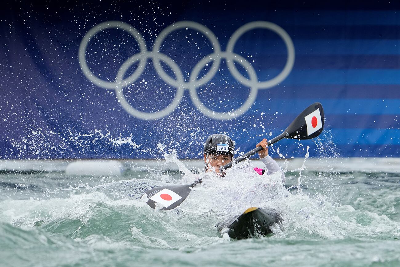 Aki Yazawa, de Japón, entrena en el recorrido de slalom en canoa antes de los Juegos Olímpicos de verano de 2024. (AP)