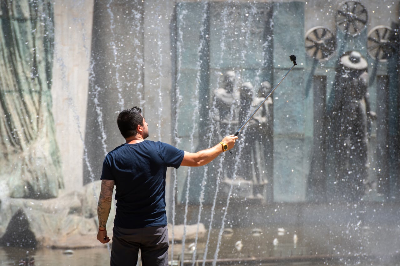 Calor
Se pronostican jornadas de intenso calor en la región de Mendoza, lo que ha llevado a la emisión de una alerta roja debido a las altas temperaturas.

Foto: Ignacio Blanco / Los Andes