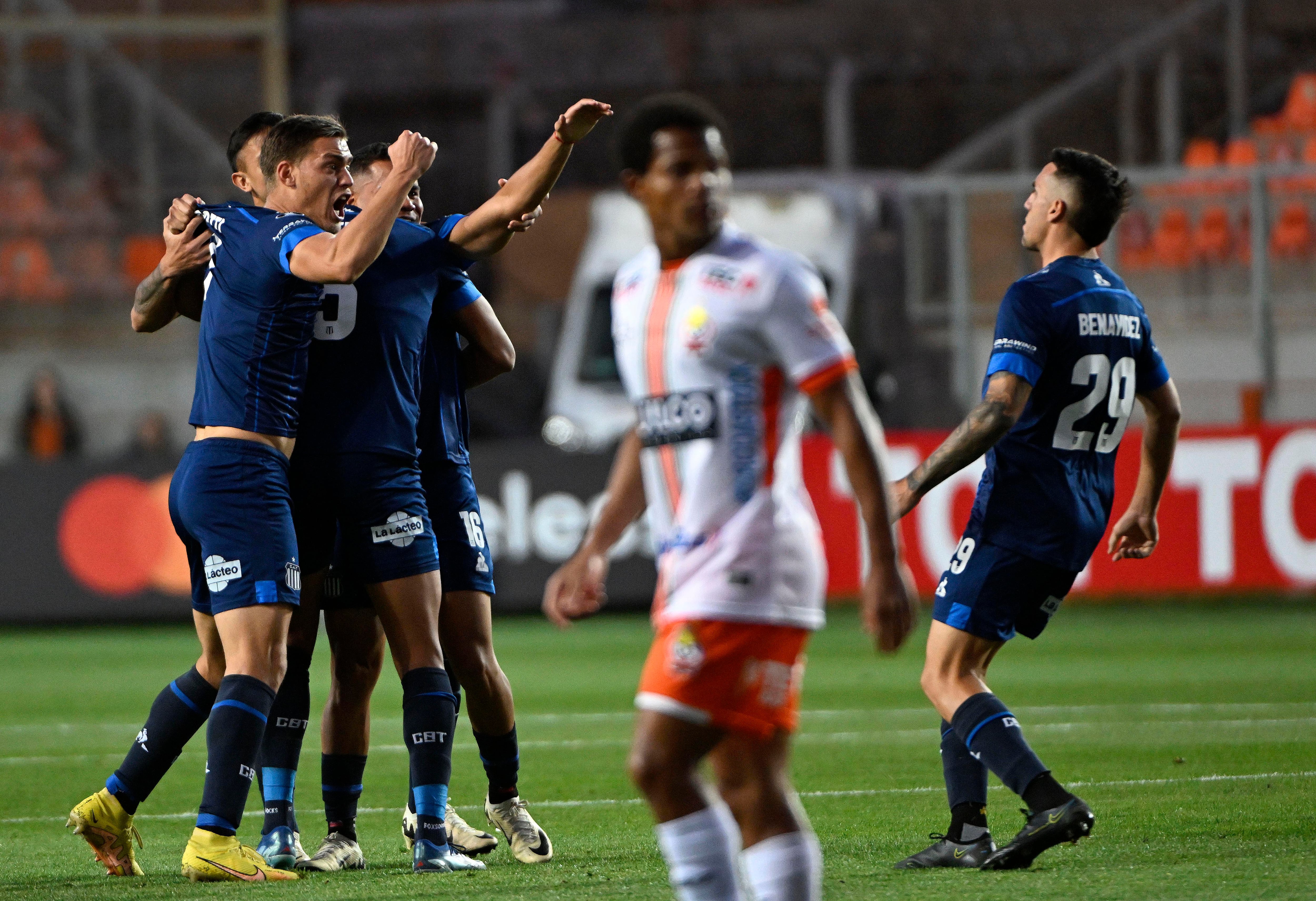 Talleres domina y supera a Cobresal, en Chile, por Copa Libertadores. (Fotobaires)