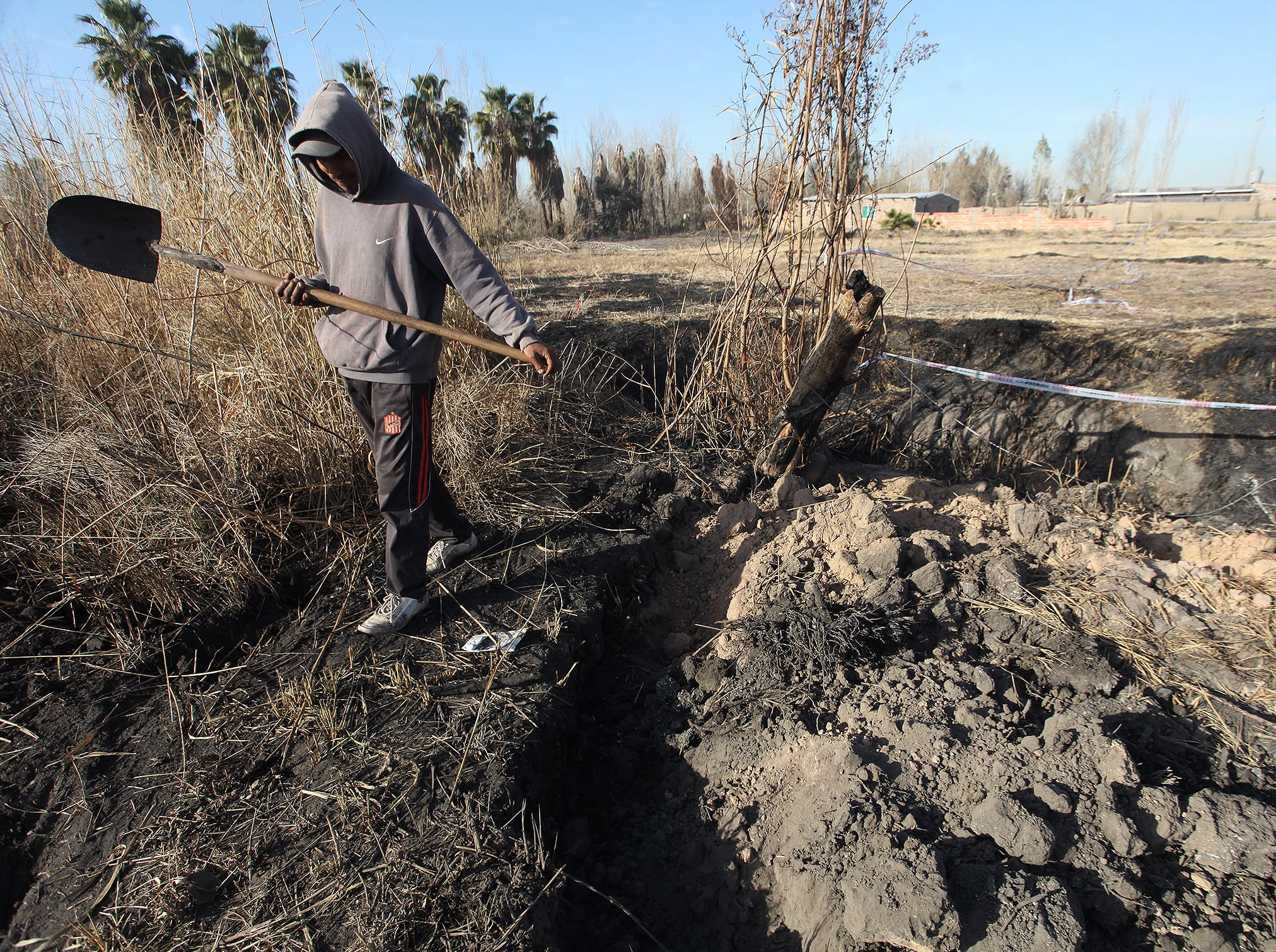 Los vecinos no ocultan su sorpresa ante el humo que surge debajo de la tierra y las altas temperaturas.