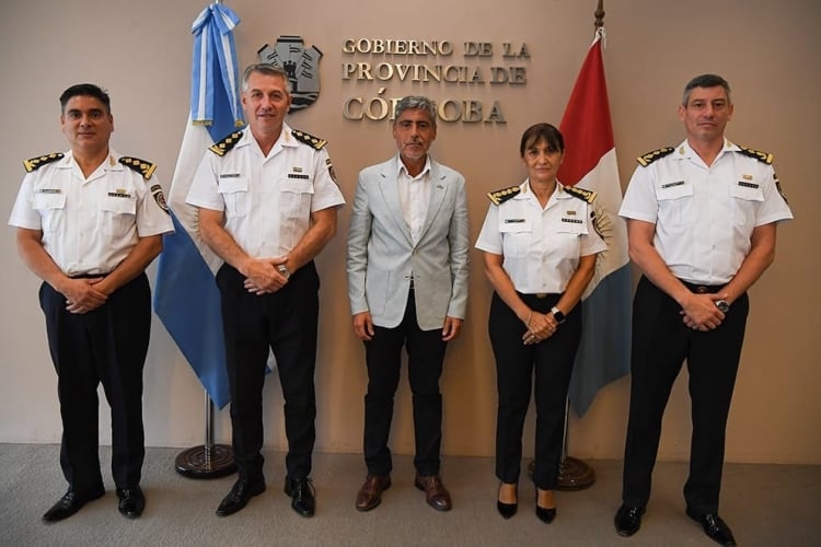 Alejandro Mercado, el primero a la izquierda, cuando asumió funciones en la cúpula de la Policía de Córdoba en diciembre de 2023, junto con el ministro de Seguridad provincial, Juan Pablo Quinteros. Foto Policía de Córdoba.