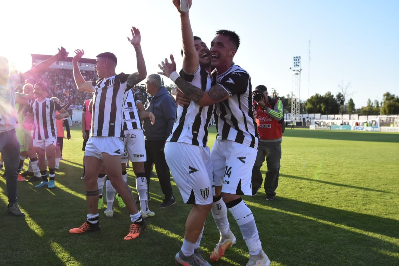 Festejo total del equipo del Lobo del Parque tras el triunfo sobre Independiente Rivadavia. / Mariana Villa (Los Andes). 