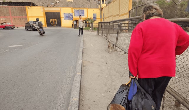 Juana, con 74 años, debe subir un cerro de más de 250 metros para ingresas a su hogar, además de ser revisada. Foto: Gentileza Diario La República