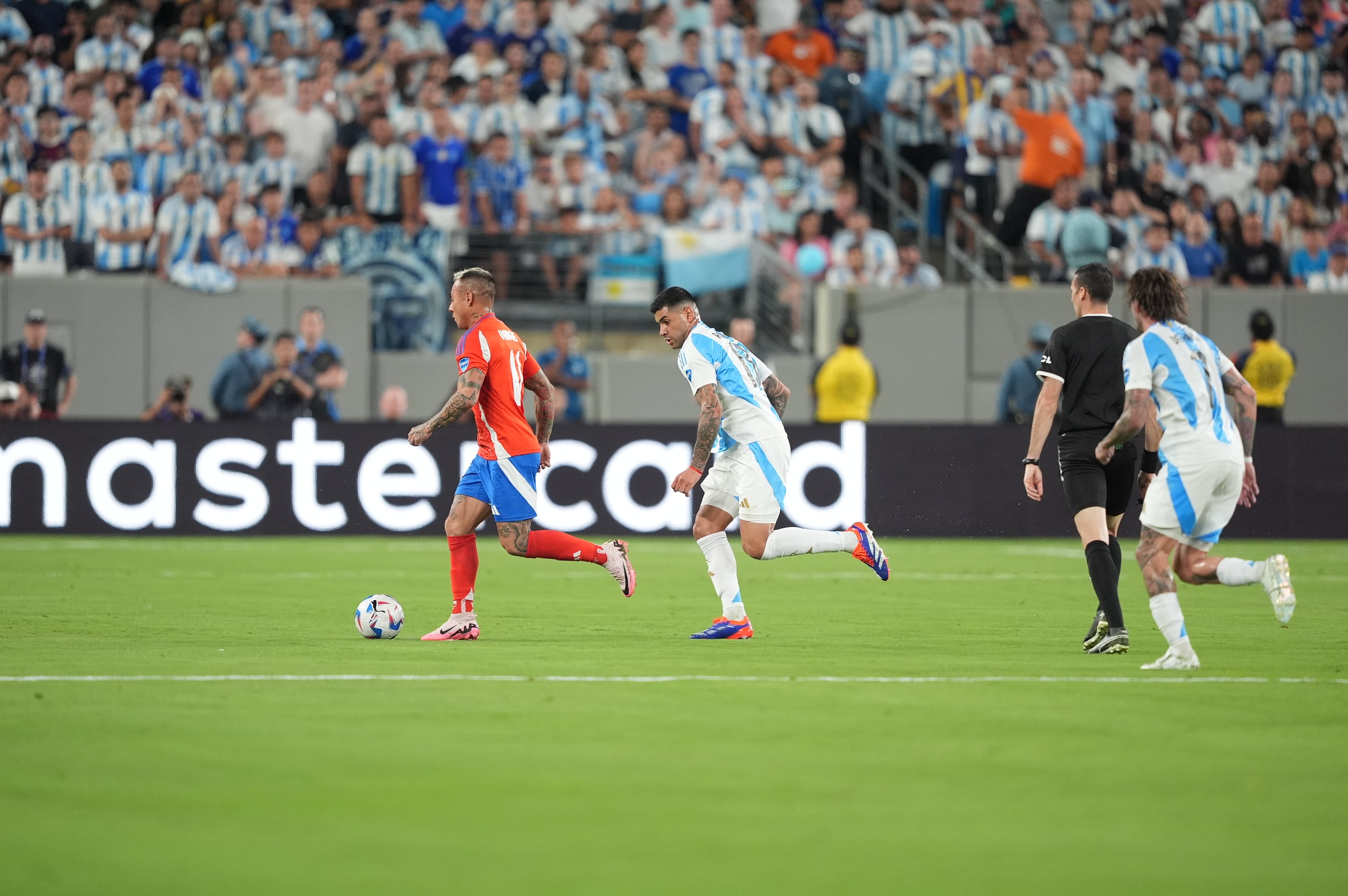 El Cuti Romero y otro firme partido en la selección argentina, que superó 1-0 a Chile y tiene su lugar asegurado en la próxima ronda de la Copa América. (@Argentina)