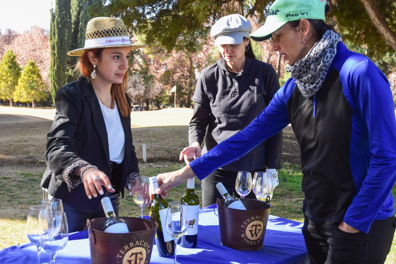 Samanta Gallego y Daniela Gallego eligiendo que vino degustar