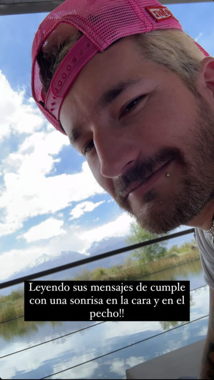 El cantante celebró su cumpleaños 33 al pie de la montaña.