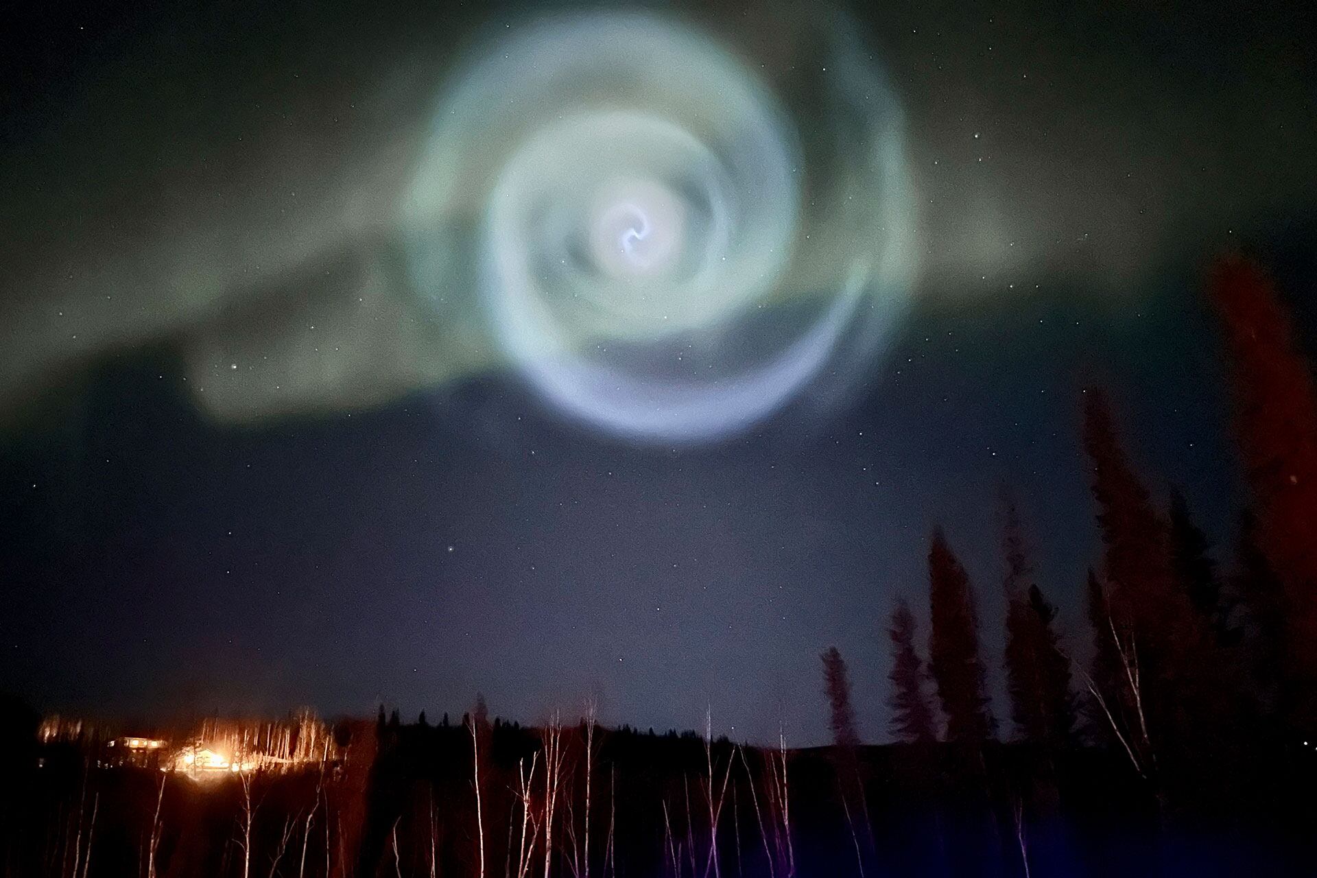 Observaron una inusual espiral azul en medio de las auroras boreales de Alaska