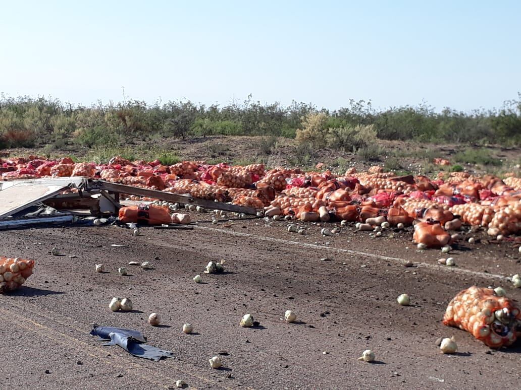 Un camión volcó sobre la ruta 153 y parte de su carga terminó en la ruta. Foto gentileza.