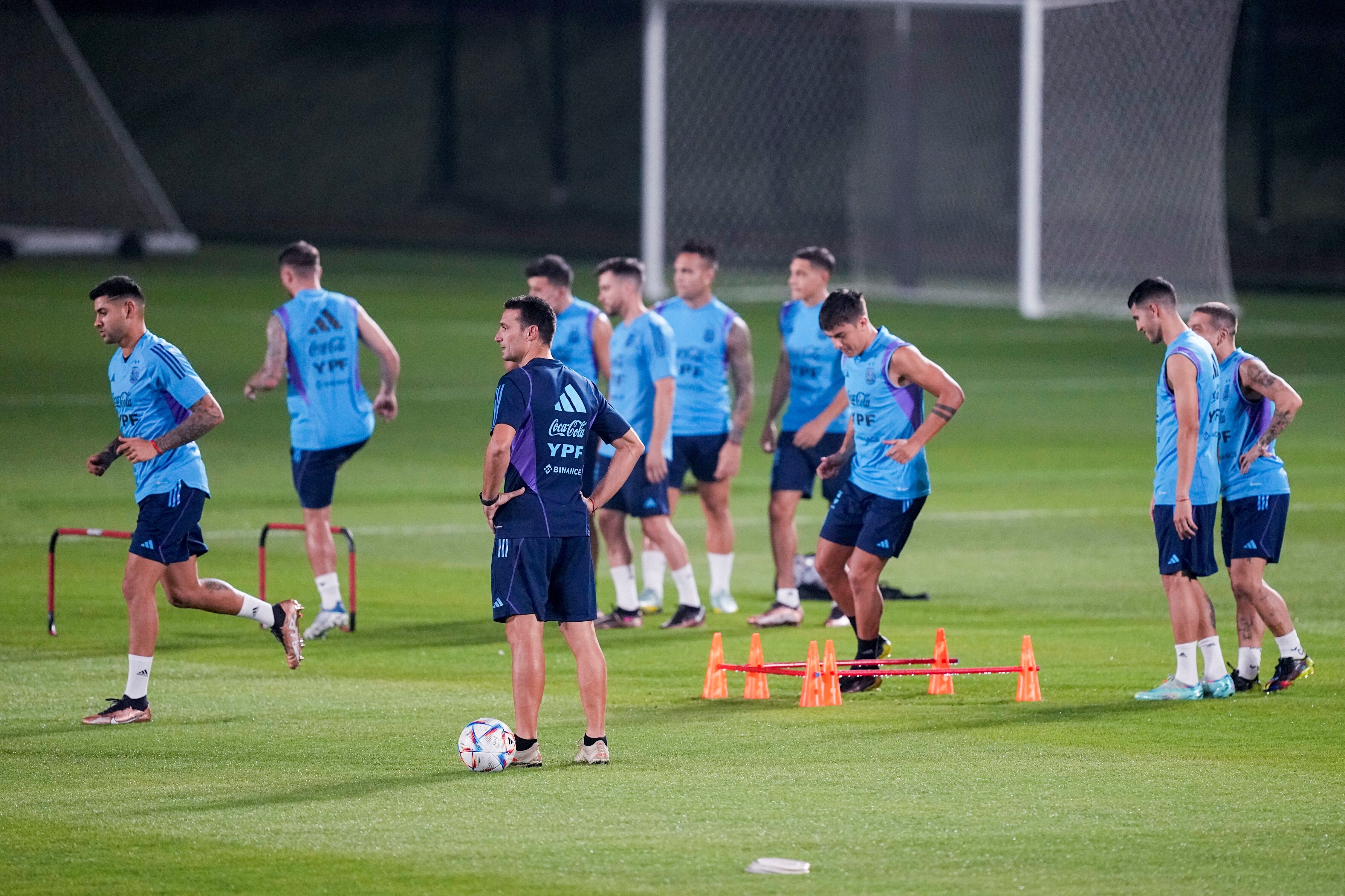 Scaloni tuvo el domingo por primera vez a todos los jugadores a disposición. Entre los cordobeses, Romero (izquierda) será titular y Dybala (derecha), suplente. (AP)