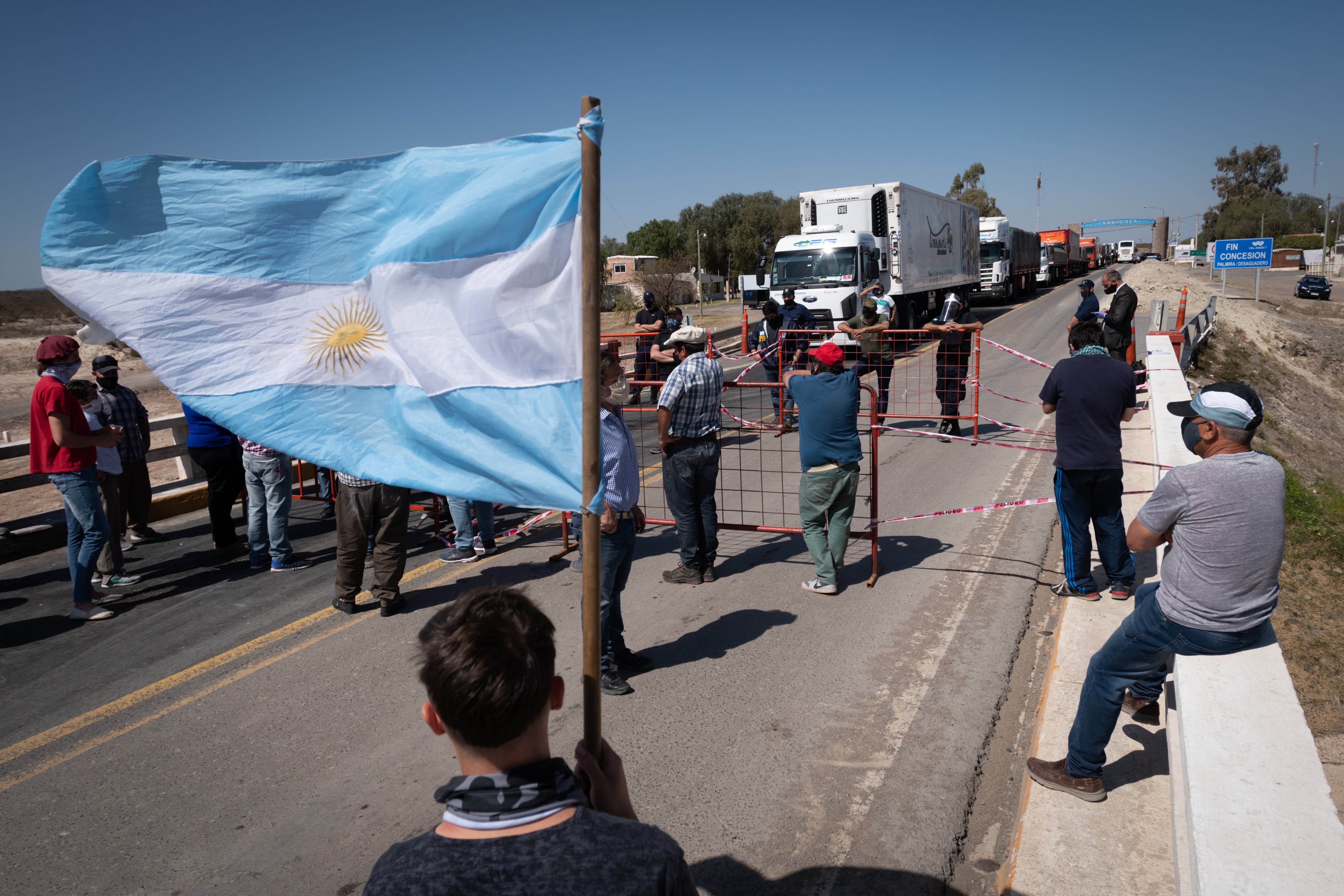 Minutos antes de las 13 los manifestantes, entre los que habían niños y mujeres, llegaron con el explícito pedido de que se les permita hacer su trabajo.