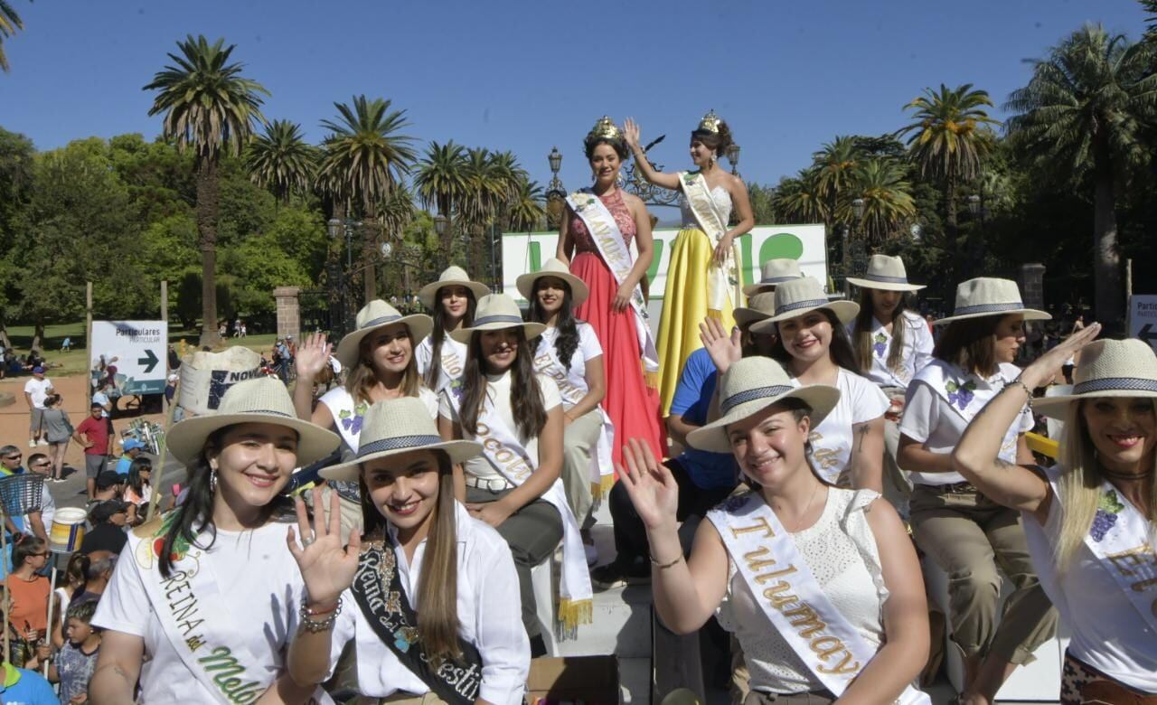 Carrusel 2023: las reinas, el color y la alegría en el desfile de los carros vendimiales (Orlando Pelichotti / Los Andes)