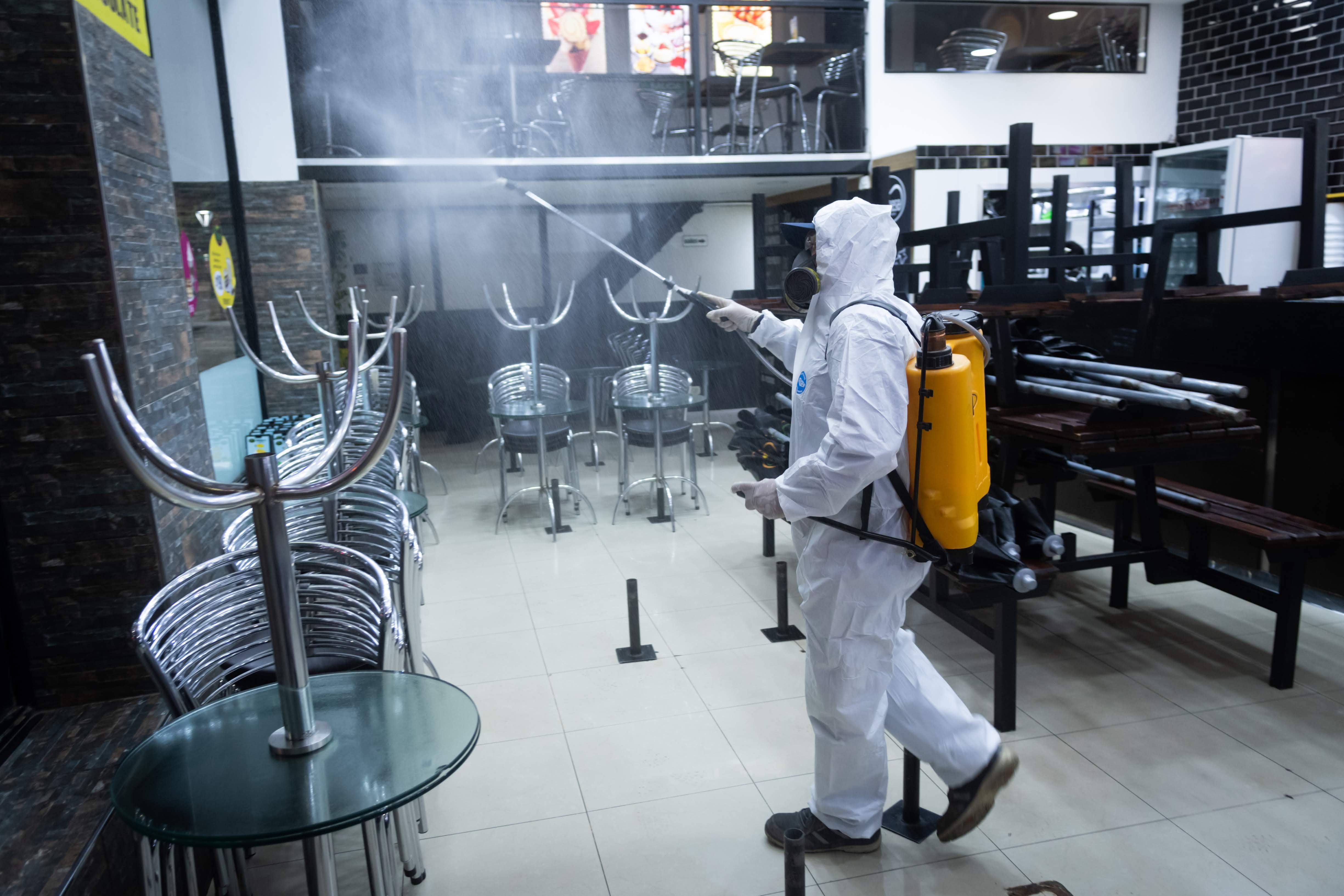 Mendoza 15 de abril de 2020 


Desinfección de un local comercial en pleno Centro mendocino. 

Foto: Ignacio Blanco / Los Andes