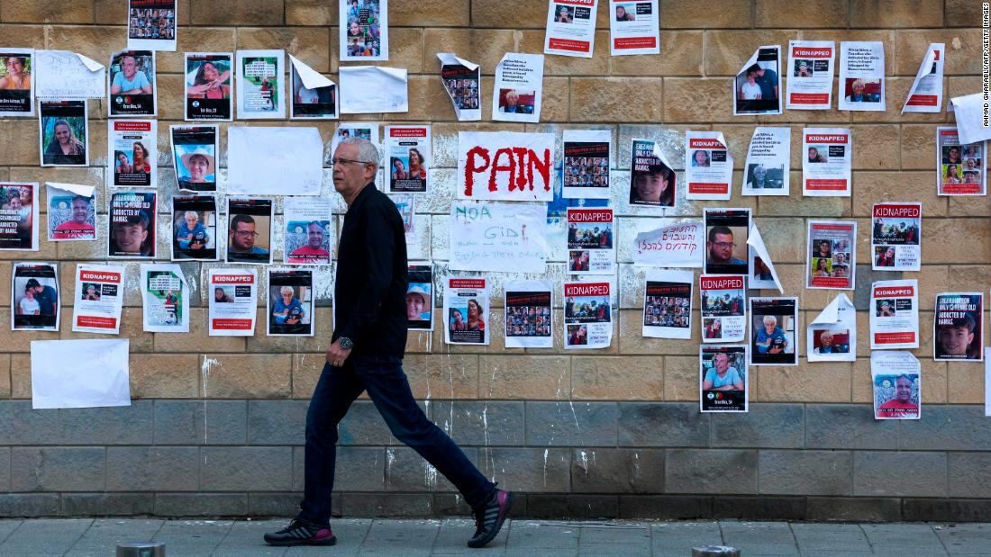 Carteles con los rostros y nombres de algunos de los rehenes que tiene Hamás en las calles de una ciudad de Israel.