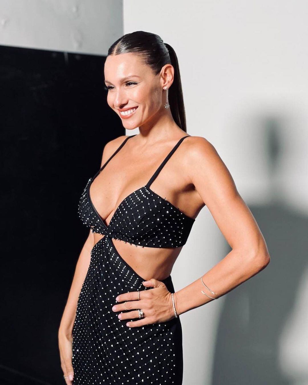 Pampita conquistó corazones en vestido “cut-out” con brillos.