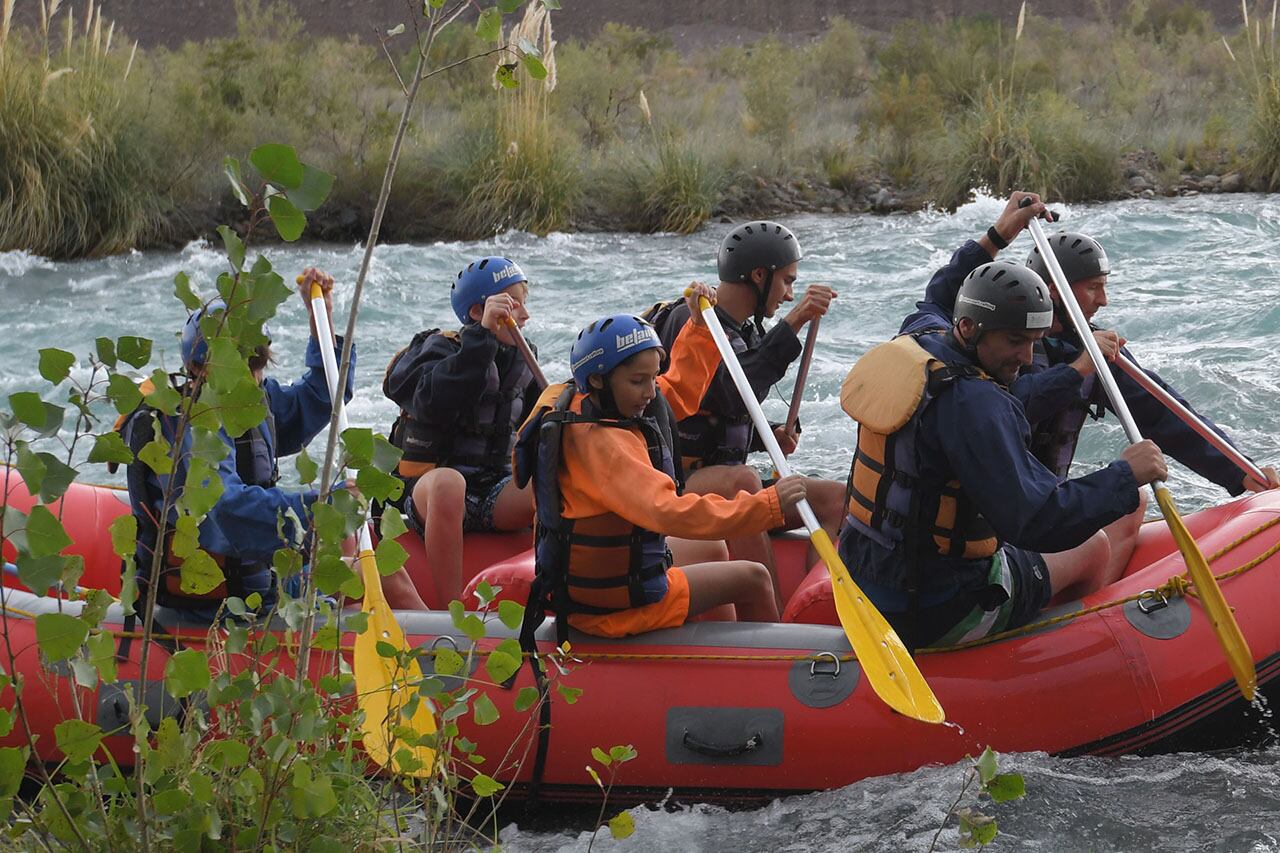 Mendoza, Blanco Encalada. Un grupo de turistas hace rafting en el río.
Foto: Marcelo Rolland / Los Andes