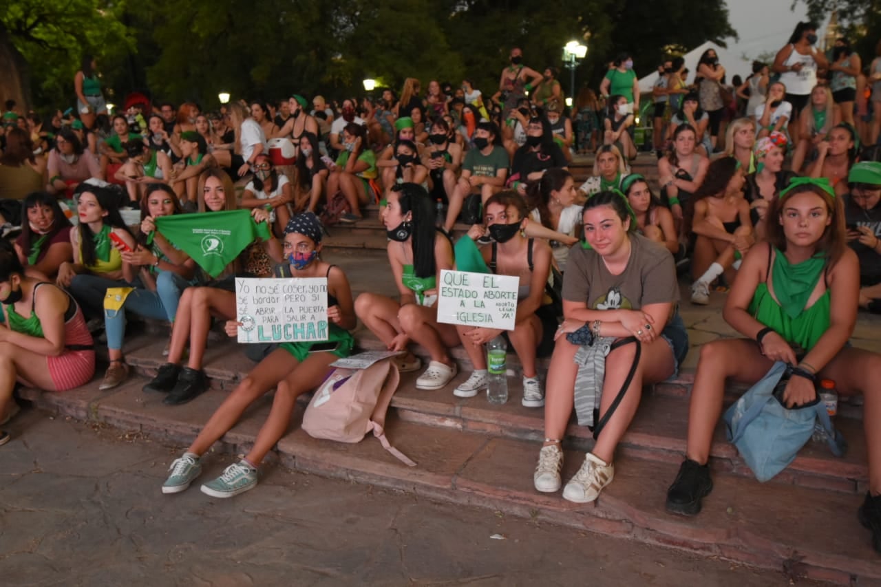 Concentración por el proyecto de Interrupción Voluntaria del Embarazo en Plaza Independencia