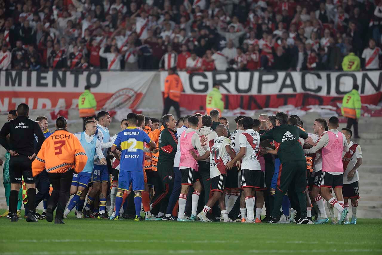 Integrantes de River y de Boca se enfrentan hoy, durante un partido del campeonato de Primera División disputado en el estadio Monumental de Buenos Aires (Argentina). EFE/Juan Ignacio Roncoroni