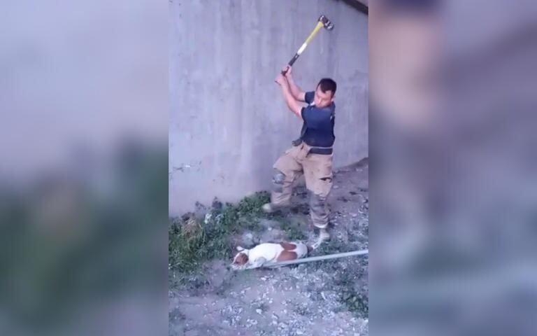 Uno de los bomberos a punto de matar a uno de las víctimas con un hacha. Foto: Captura de pantalla.