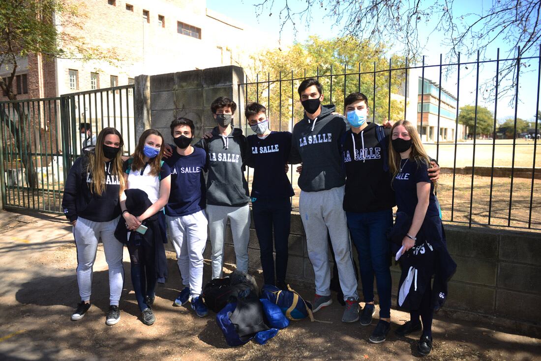 Alumnos del colegio La Salle en la puerta del establecimiento.  Pertenecen a uno de los pocos colegios que harán el viaje de egresados a Bariloche.  (Nicolás Bravo)