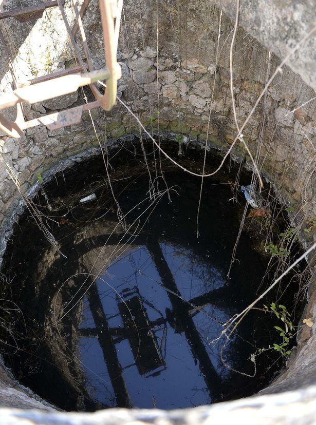 Buzos tácticos trabajan en pozos de agua abandonados, cerca del lugar donde desapareció la pequeña. Foto Mirror.