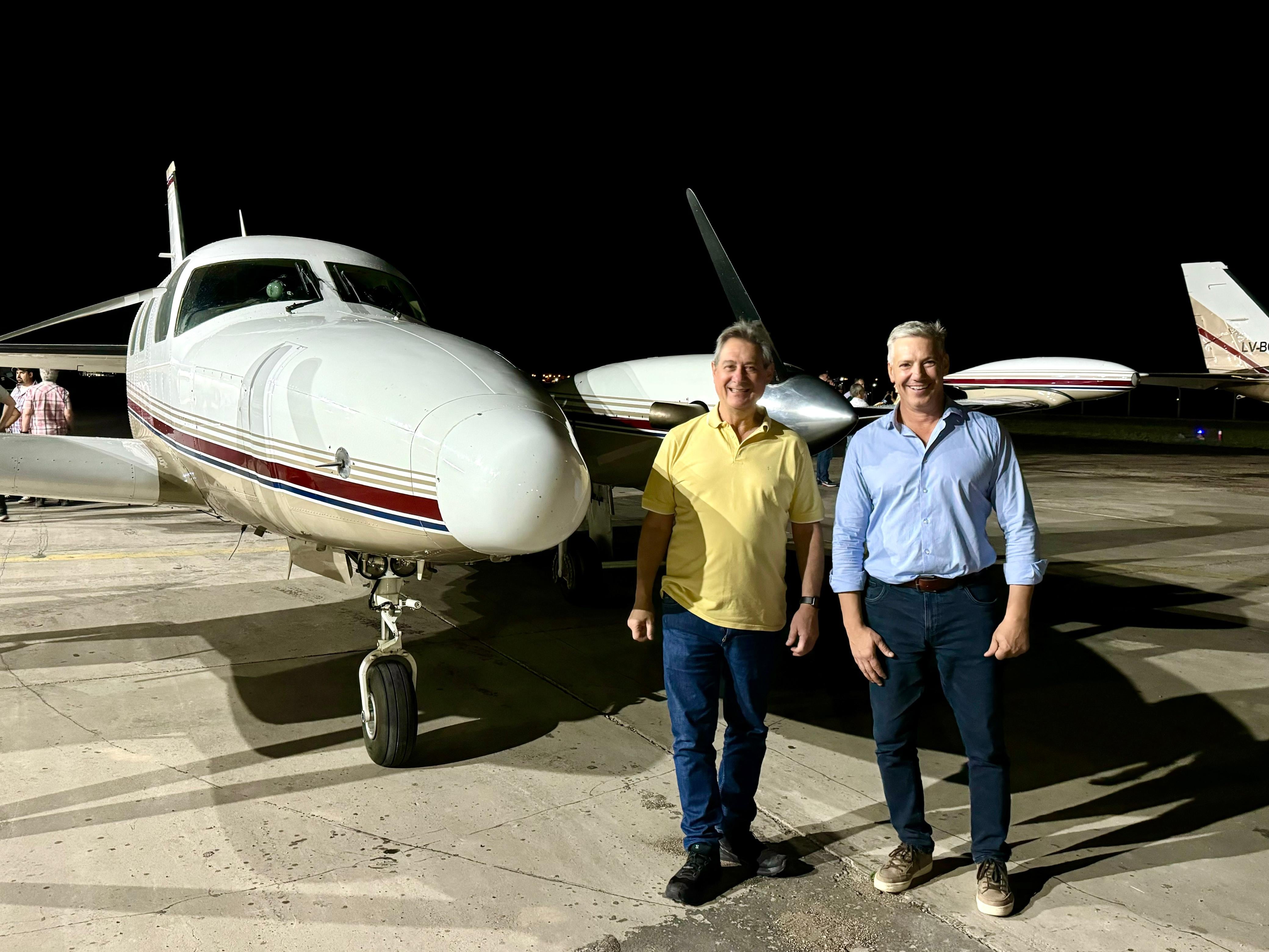 El intendente Omar Félix junto a su par de Alvear, Alejandro Molero,  estuvieron presentes al momento del aterrizaje de las aeronaves que combatirán el granizo en San Rafael y Alvear. Foto: prensa San Rafael