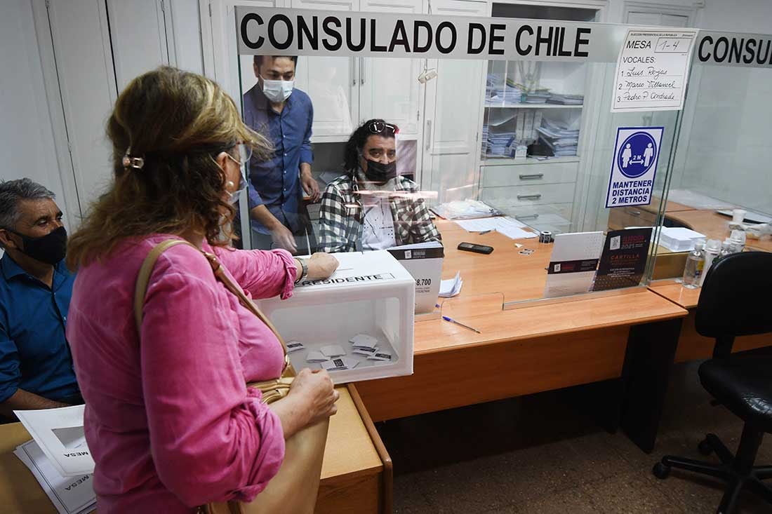 Los ciudadanos chilenos residentes en Mendoza votaron para elegir presidente en el Consulado de Chile, ubicado en calle Belgrano de Ciudad. José Gutiérrez / Los Andes