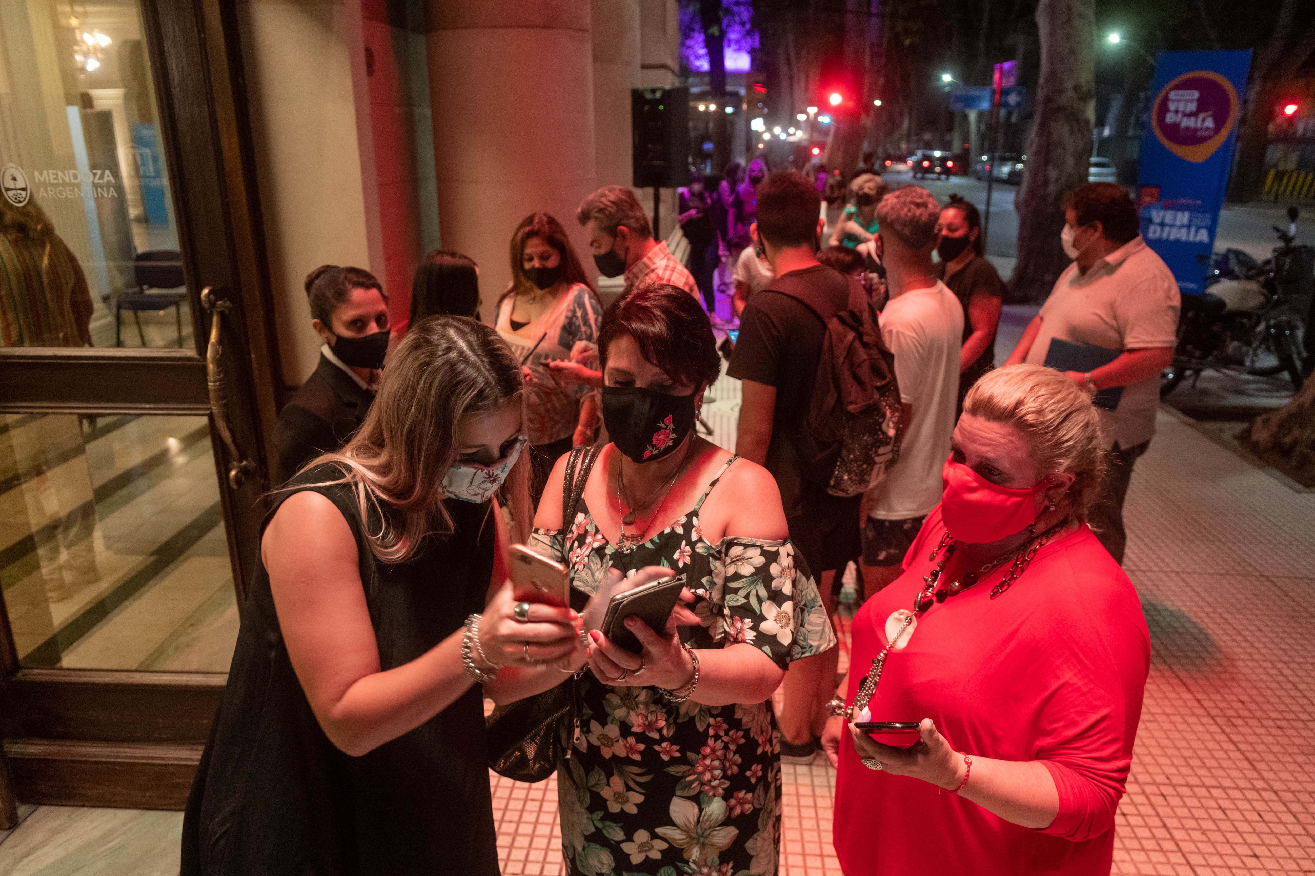 Mendoza   de marzo de 2021 Vendimia 

Las tribunas de la virtualidad: así se vivio el estreno de “Historias de Vendimia” en el teatro Independencia.

Foto: Ignacio Blanco / Los Andes  