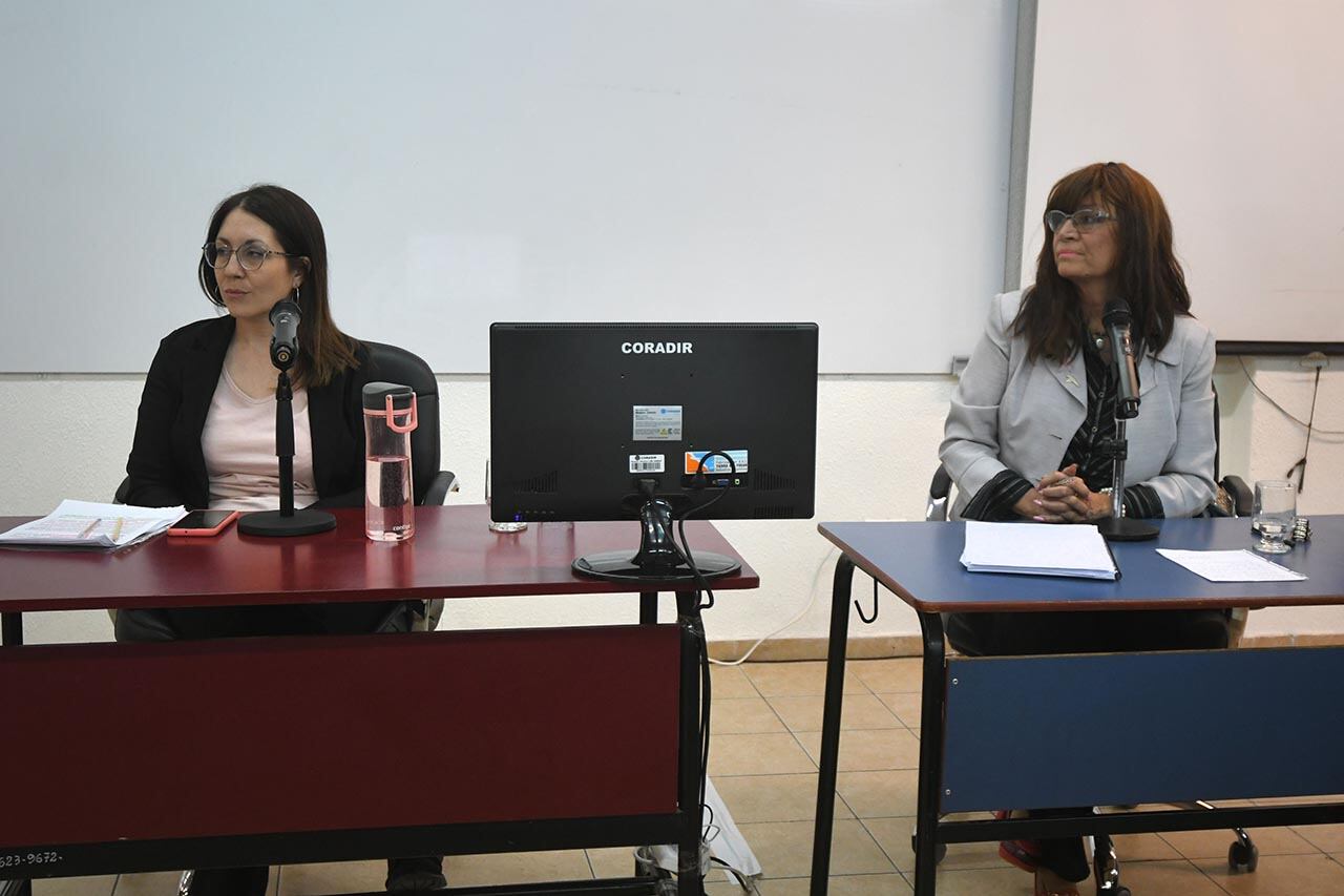 Debate de los candidatos a Diputados Nacionales por Mendoza sobre proyecto de educación en la Facultad de Educación de la UNCuyo
Lisandro Nieri de Juntos Por el Cambio, Martín Aveiro de Unión por la Patria, Laura Espeche del FIT y Mirta Diaz candidata a Legisladora del Parlasur.
Laura espeche y Mirta Díaz
Foto: José Gutierrez / Los Andes 