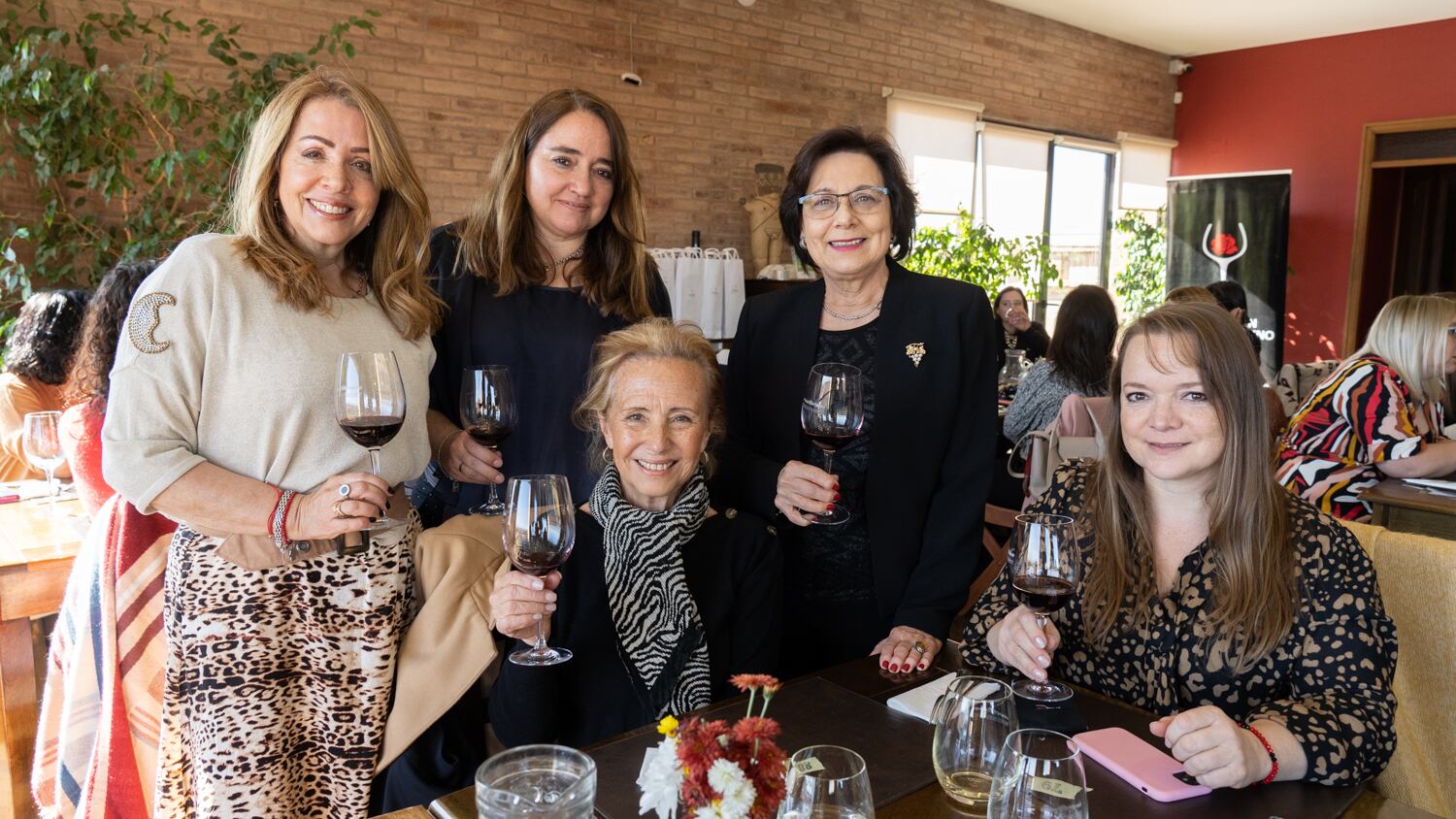 Eliana Bórmida y Lorena Álvarez. Paradas: Adriana Martínez, Alejandra Gil Polesman y Cristina Pandolfi.