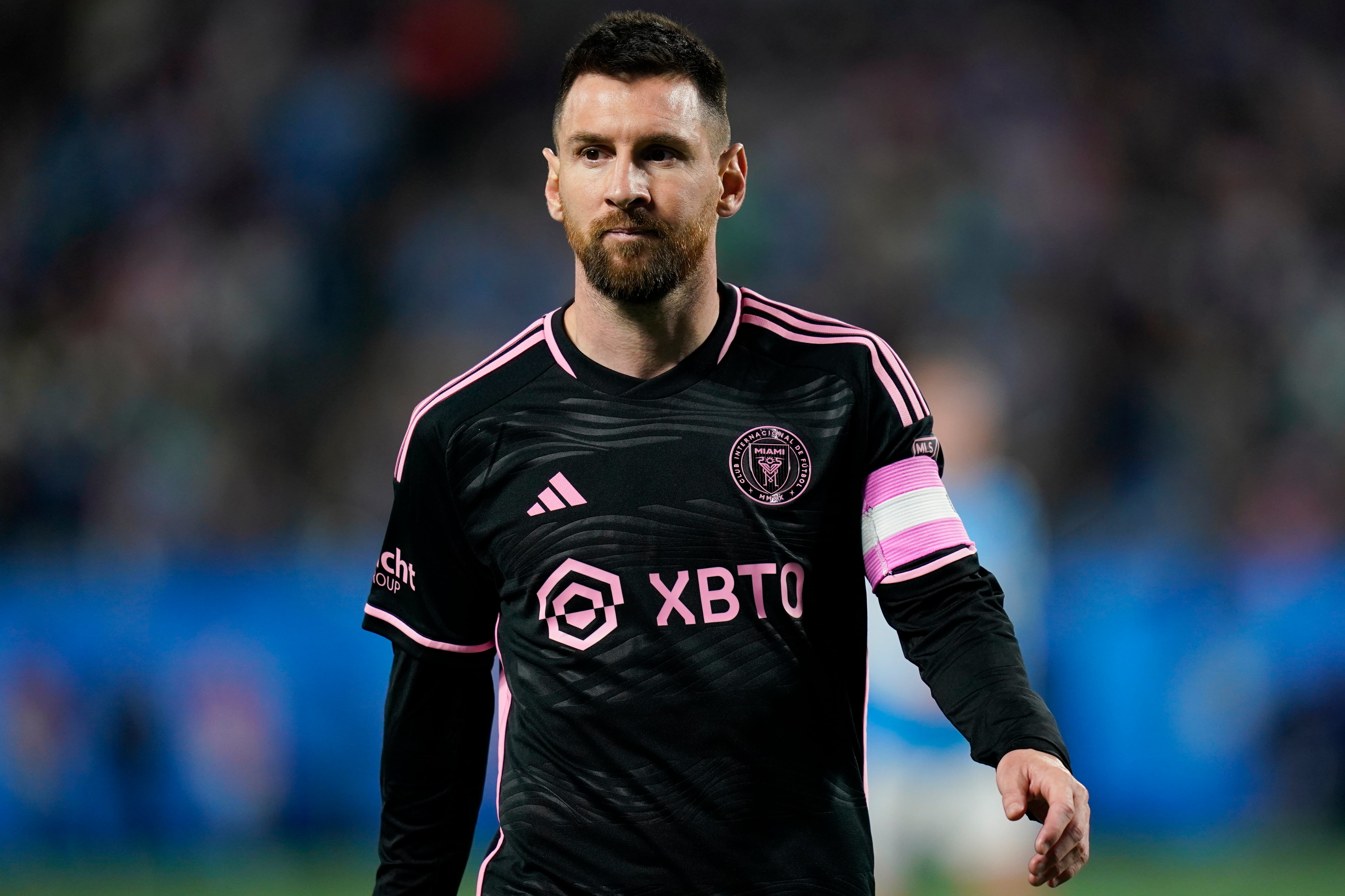 El argentino Lionel Messi, delantero del Inter Miami, disputa el encuentro ante Charlotte, el sábado 21 de octubre de 2023, en la MLS (AP foto/Erik Verduzco)