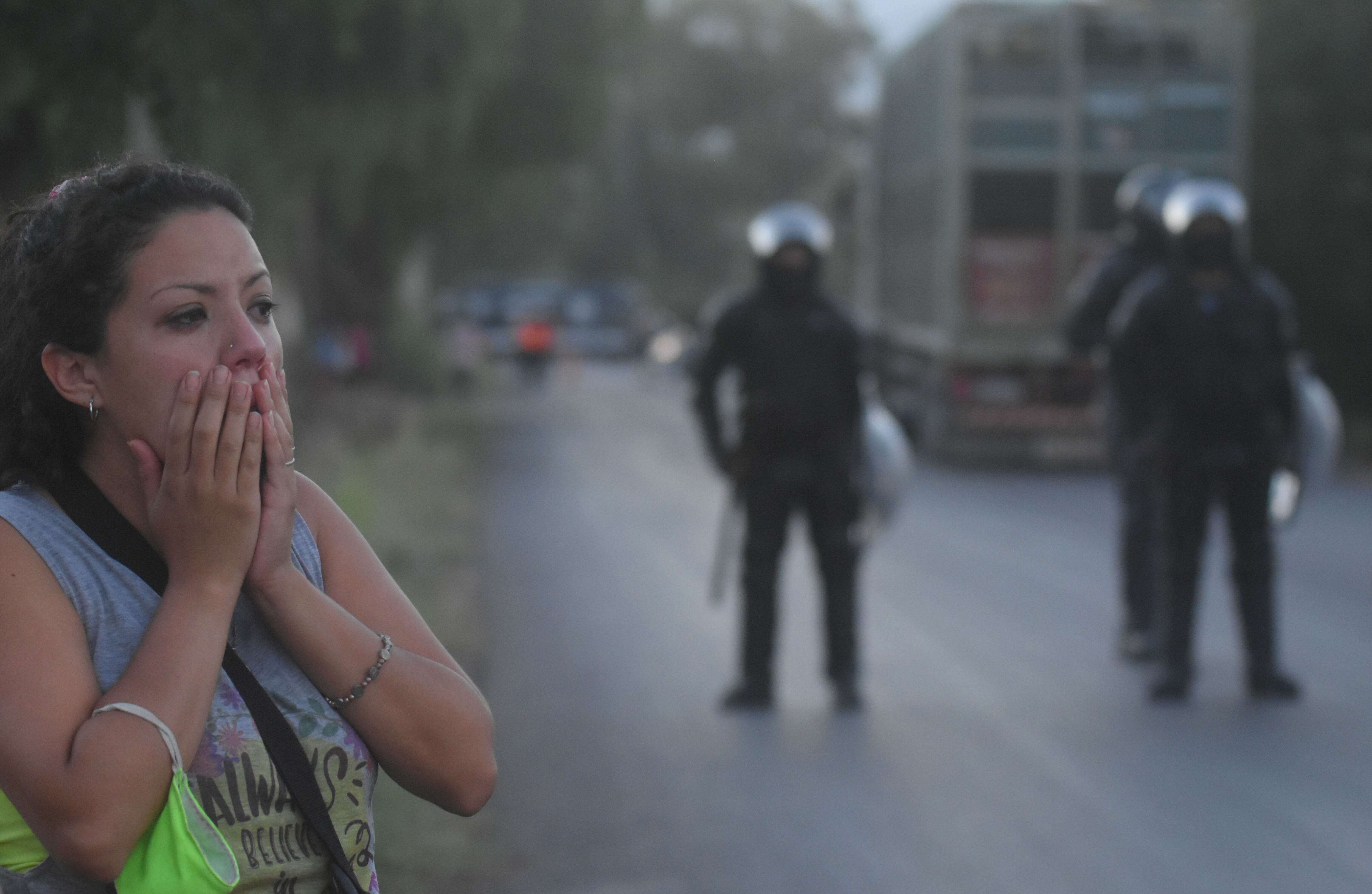 El momento en que personal policial halló el cuerpo, durante la tarde de este jueves. Foto: José Gutiérrez / Los Andes.